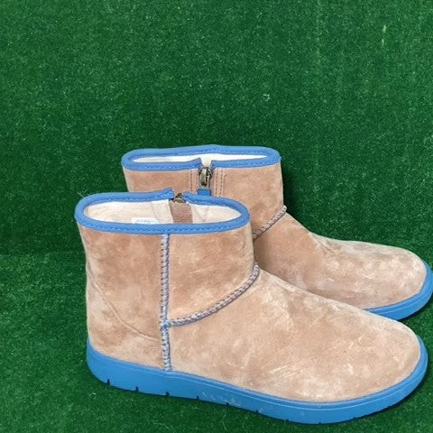 Ugg Unisex boots Size: 02