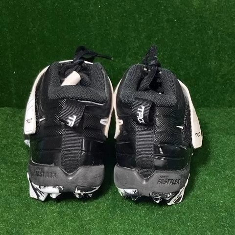 Nike Cleats Size: 02