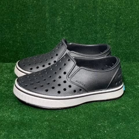 Native Toddler slip ons Size: 06