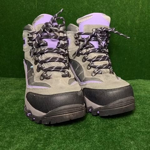 hiking boots Size: 06