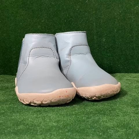 Vivobarefoot Toddler boots Size: 06