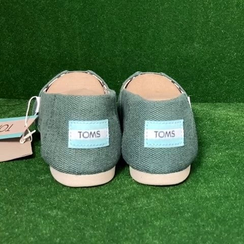 Toms Shoes Size: 05