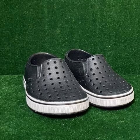 Native Toddler slip ons Size: 06