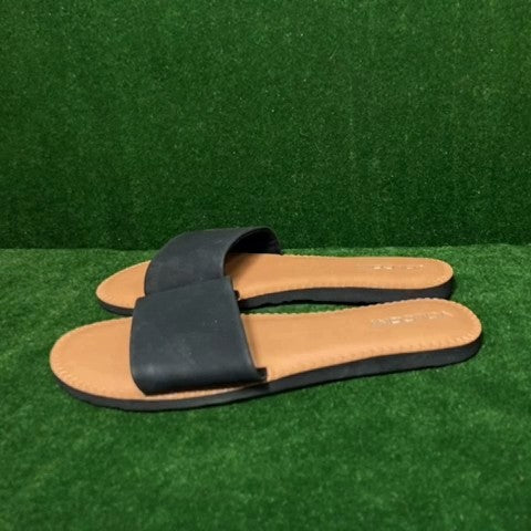 Volcom slip ons Size: 06-07