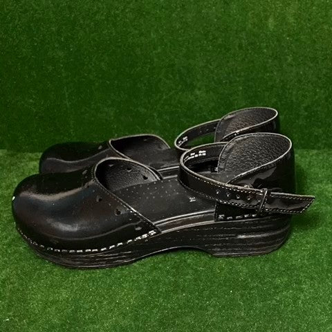 Dansko Clogs Size: 02 1/2