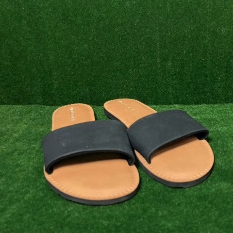 Volcom slip ons Size: 06-07