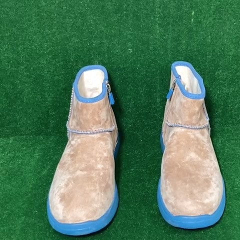 Ugg Unisex boots Size: 02