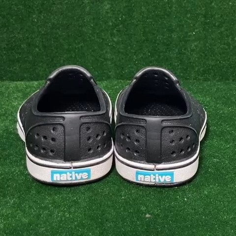 Native Toddler slip ons Size: 06