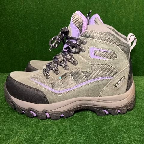 hiking boots Size: 06