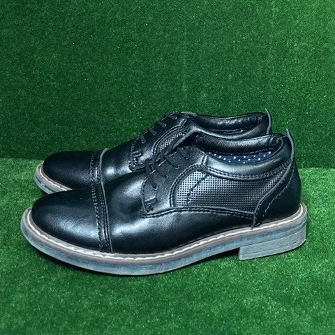 Steve Madden Boys Shoes Size: 11