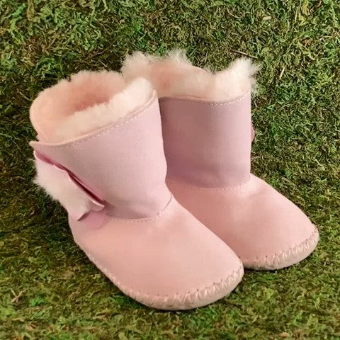 Ugg Toddler boots Size: 04