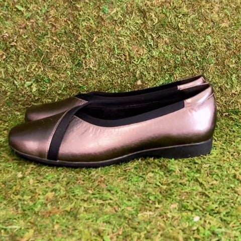 Unstructured Women's Flats Size: 06 1/2