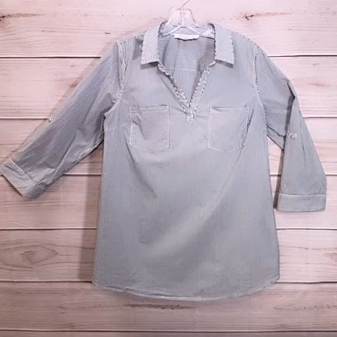 Skies Are Blue Maternity Shirt Size: L